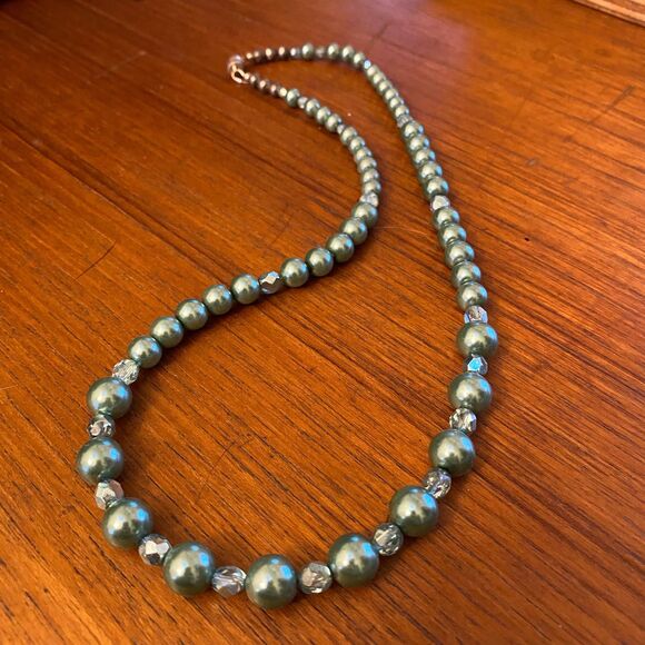 Vintage Sea Foam Mint Green Bead Crystal Necklace with Magnetic Closure - Picture 3 of 8
